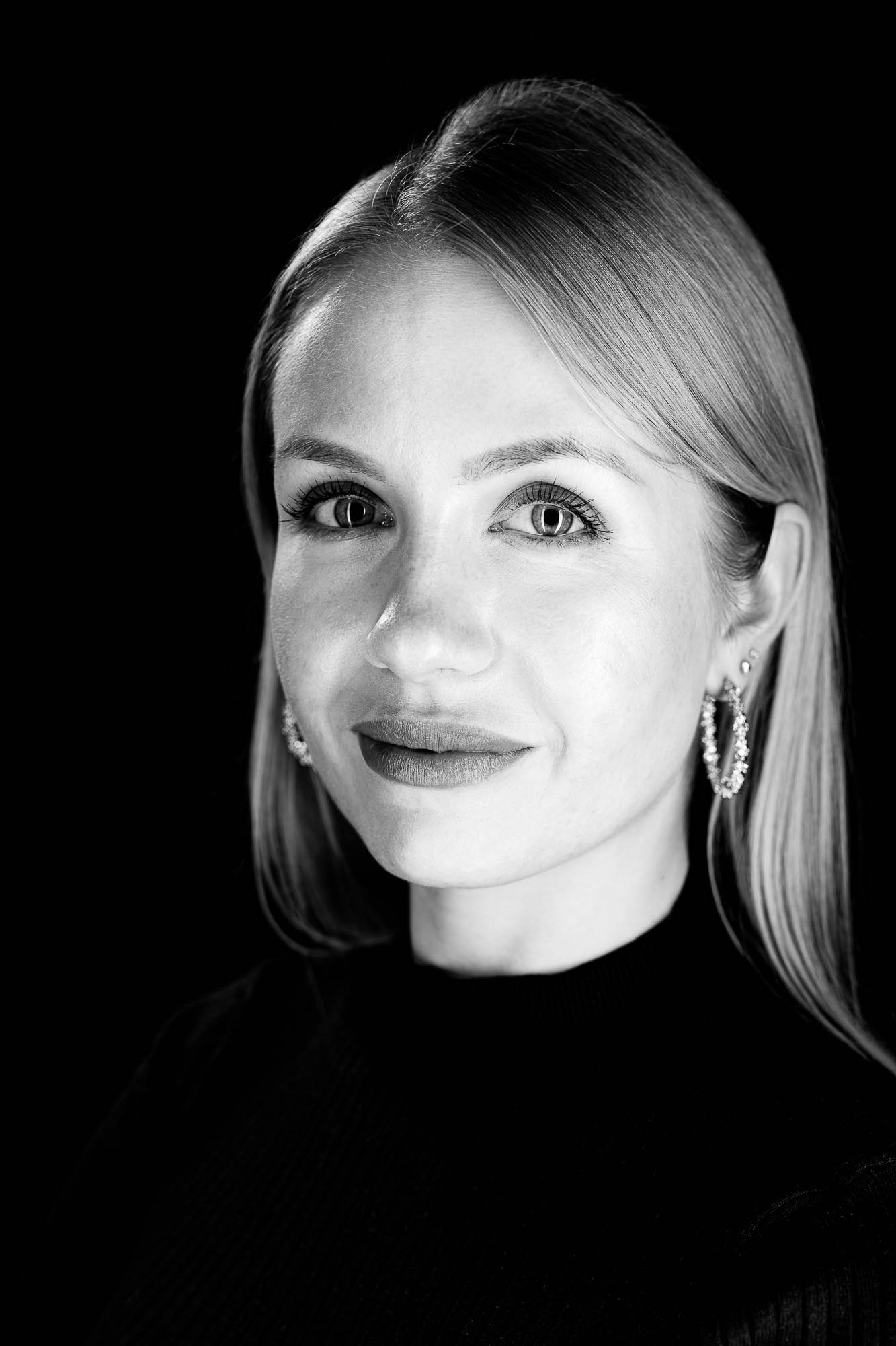 Export x3 Headshot  06636 Dez 01 2019 Bearbeitet Headshots 2019  Miro Nicole Nadine